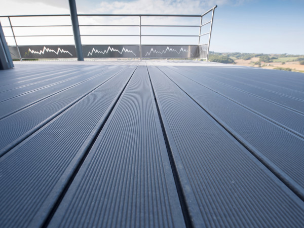 Terrassendiele WPC ProFi Terra Grau Hohlkammerprofil